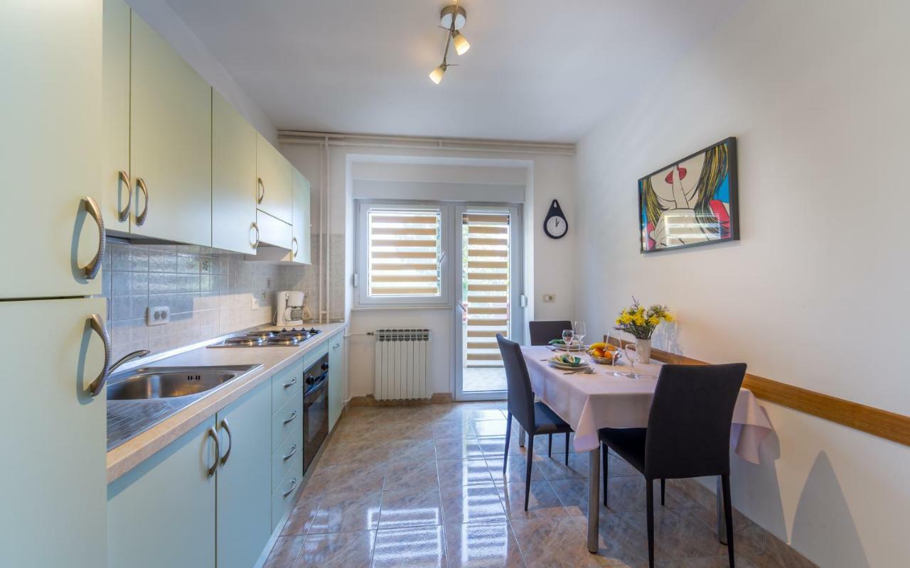 Apartments Dujmic - 50M From The Sea With Private Parking Ičići Exterior foto